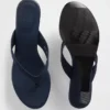 Veganläder-sandaler med kilklack och tårem