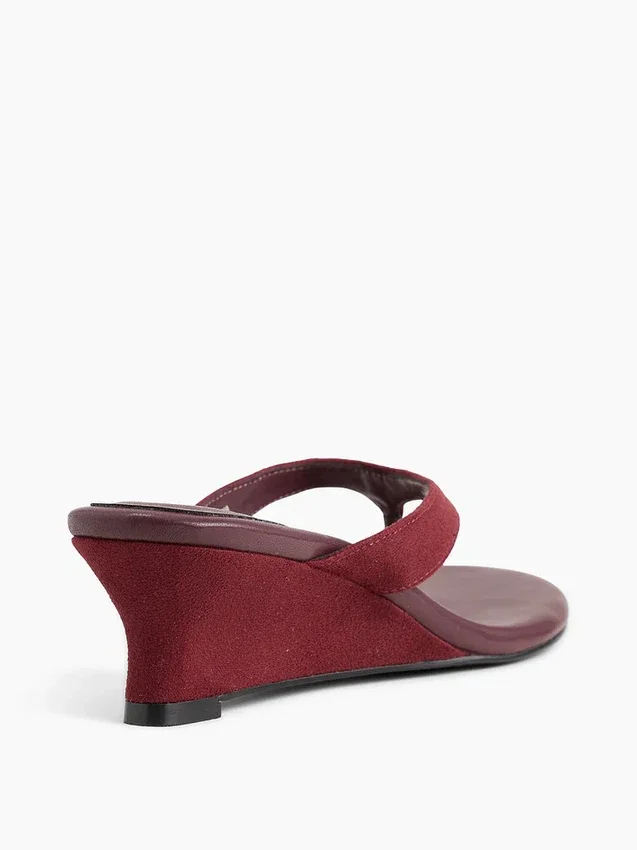 Veganläder-sandaler med kilklack och tårem