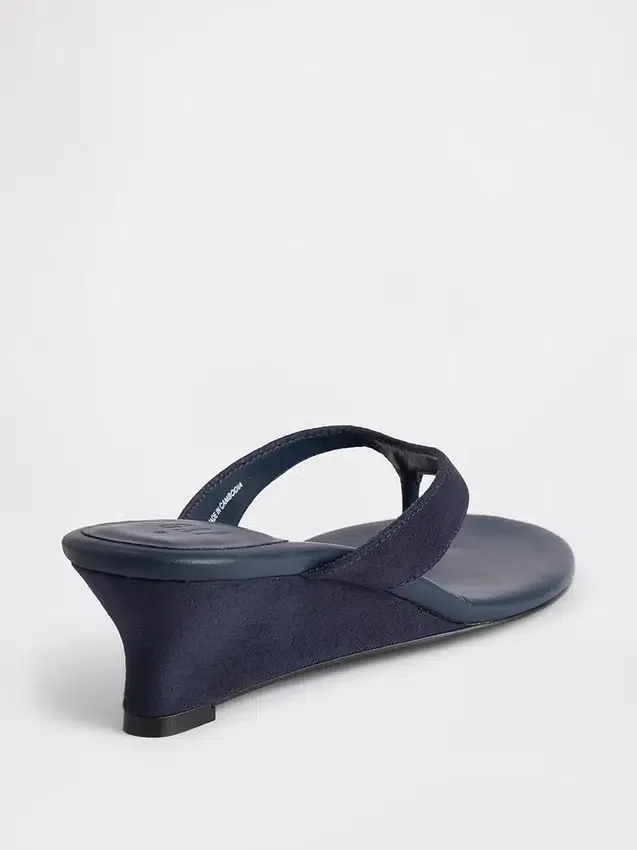 Veganläder-sandaler med kilklack och tårem