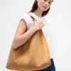 Vegansk slouchy-tote i mocka